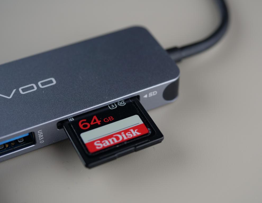 HUB USB-C NOVOO z Aliexpress - świetny sposób na dodatkowe gniazda w laptopie - slot na karty SD