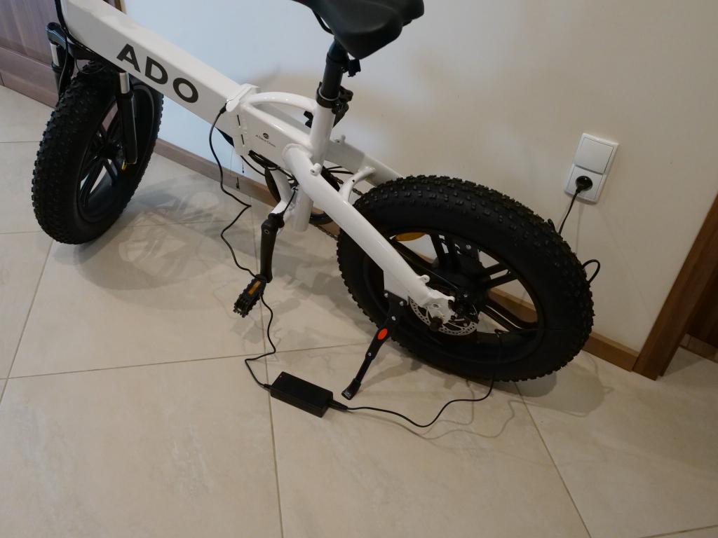 ADO A20F - recenzja rewelacyjnego roweru elektrycznego typu fatbike - ładowanie