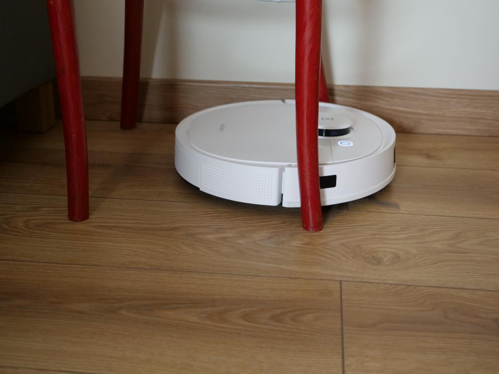 Ecovacs DEEBOT OZMO T9 - recenzja robota, który nie tylko odkurza i mopuje podłogi, ale i odświeża powietrze - między nogami