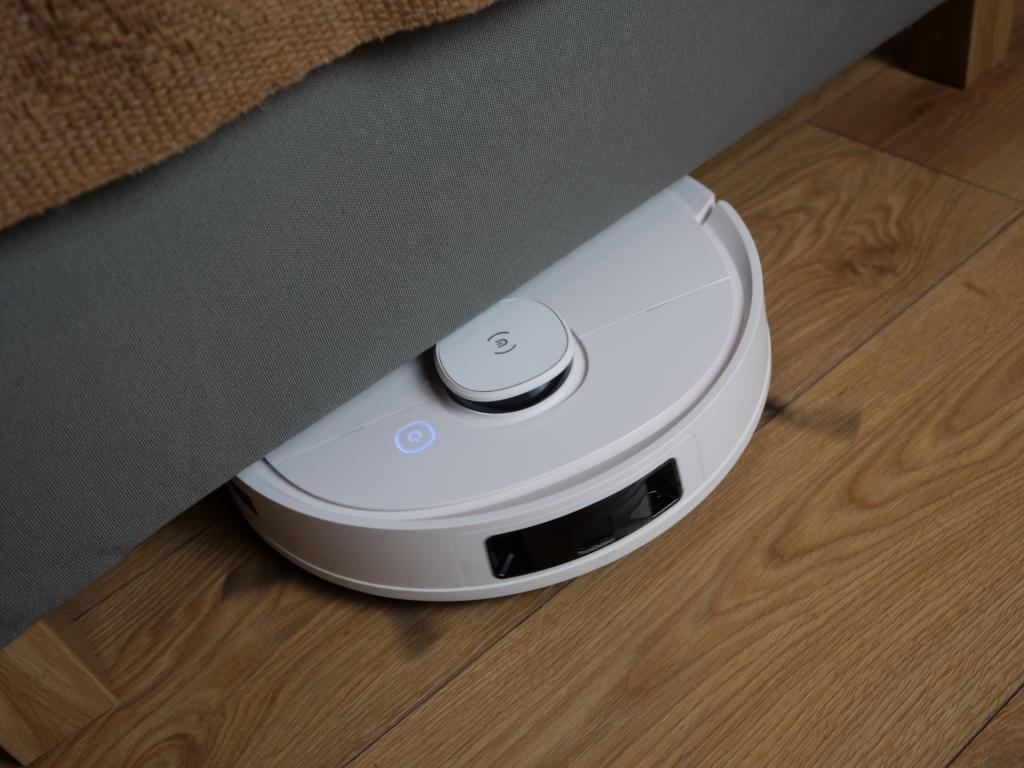 Ecovacs DEEBOT OZMO T9 - recenzja robota, który nie tylko odkurza i mopuje podłogi, ale i odświeża powietrze - pod łóżkiem