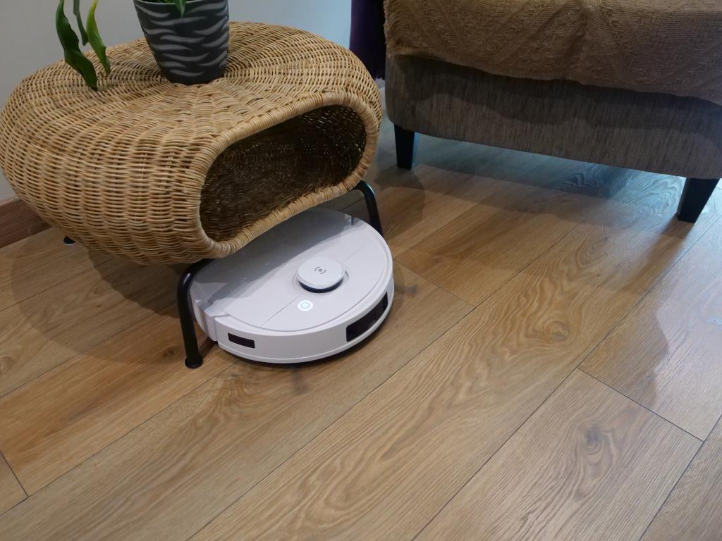 Ecovacs DEEBOT OZMO T9 - recenzja robota, który nie tylko odkurza i mopuje podłogi, ale i odświeża powietrze - pod stolikiem