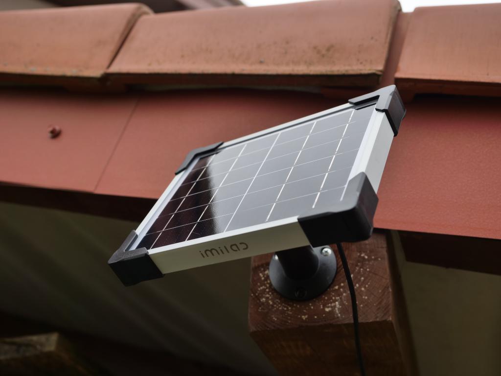IMILAB EC4 - recenzja zewnętrznej bezprzewodowej kamery do monitoringu domu - zamontowany solar