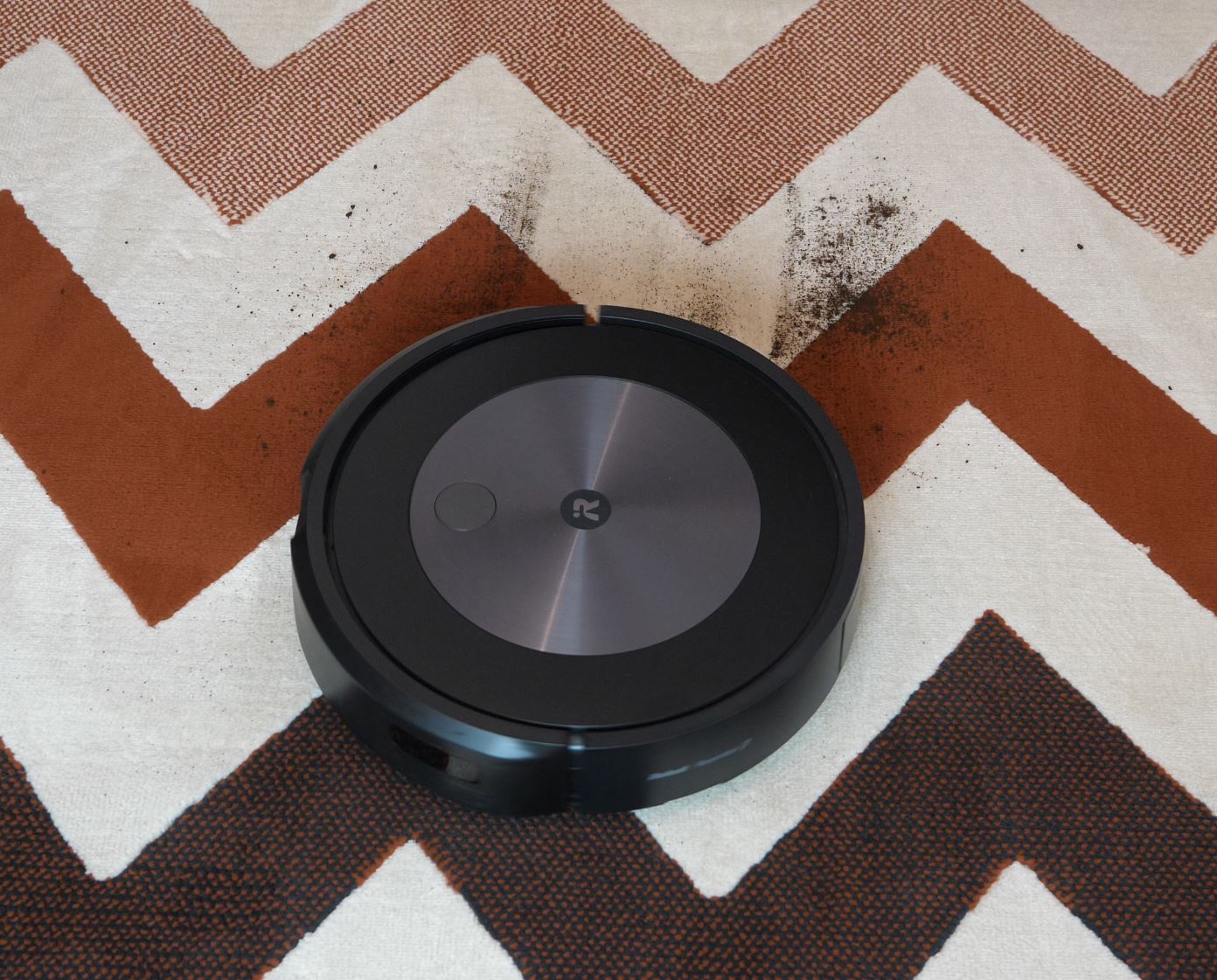 iRobot Roomba j7 odkurzanie na dywanie