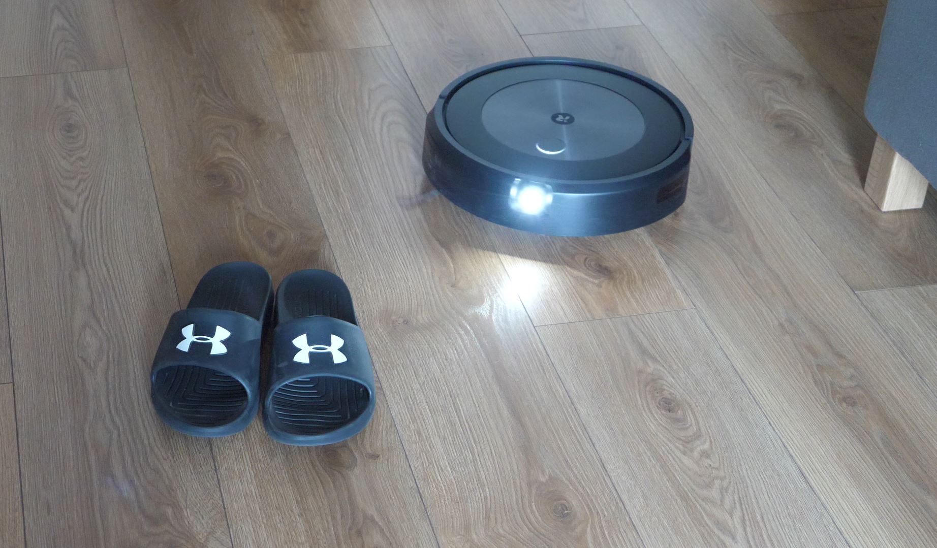 identyfikuje przeszkody - iRobot Roomba j7