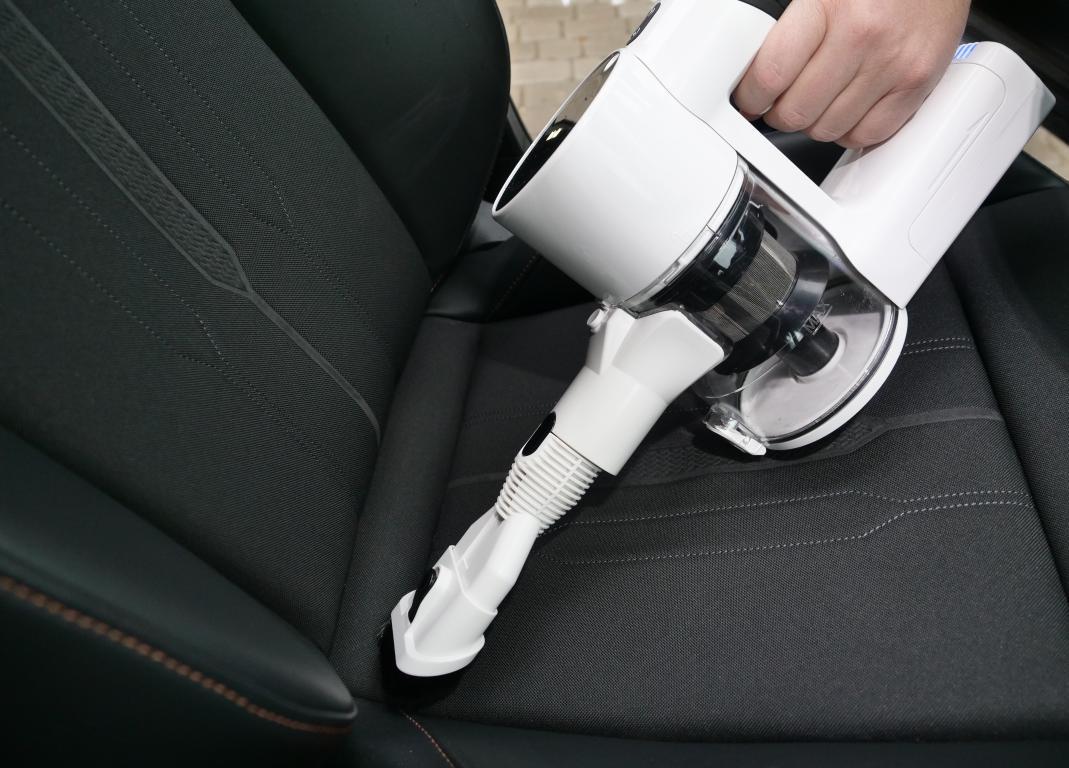 Recenzja RoboJet Speed Up - bezprzewodowe odkurzanie i mopowanie w jednym - odkurzanie siedzeń samochodu