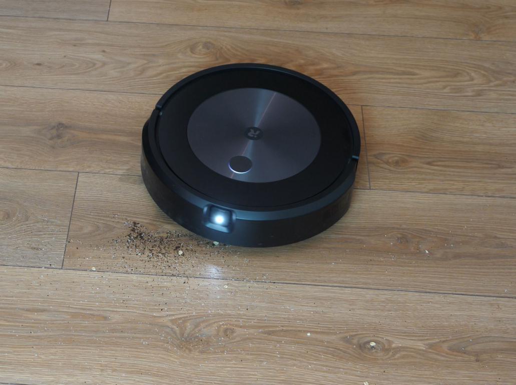 iRobot Roomba j7+ odkurzanie na twardej podłodze