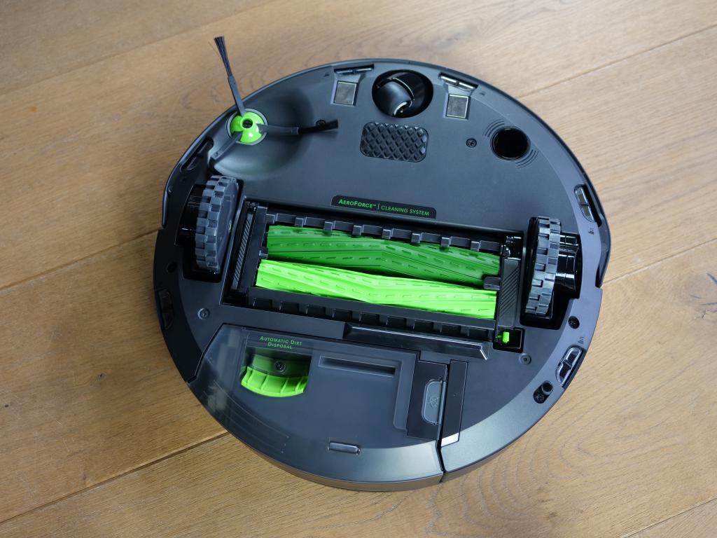 iRobot Roomba j7+ - recenzja robota odkurzającego z funkcją rozpoznawania przeszkód - spód robota