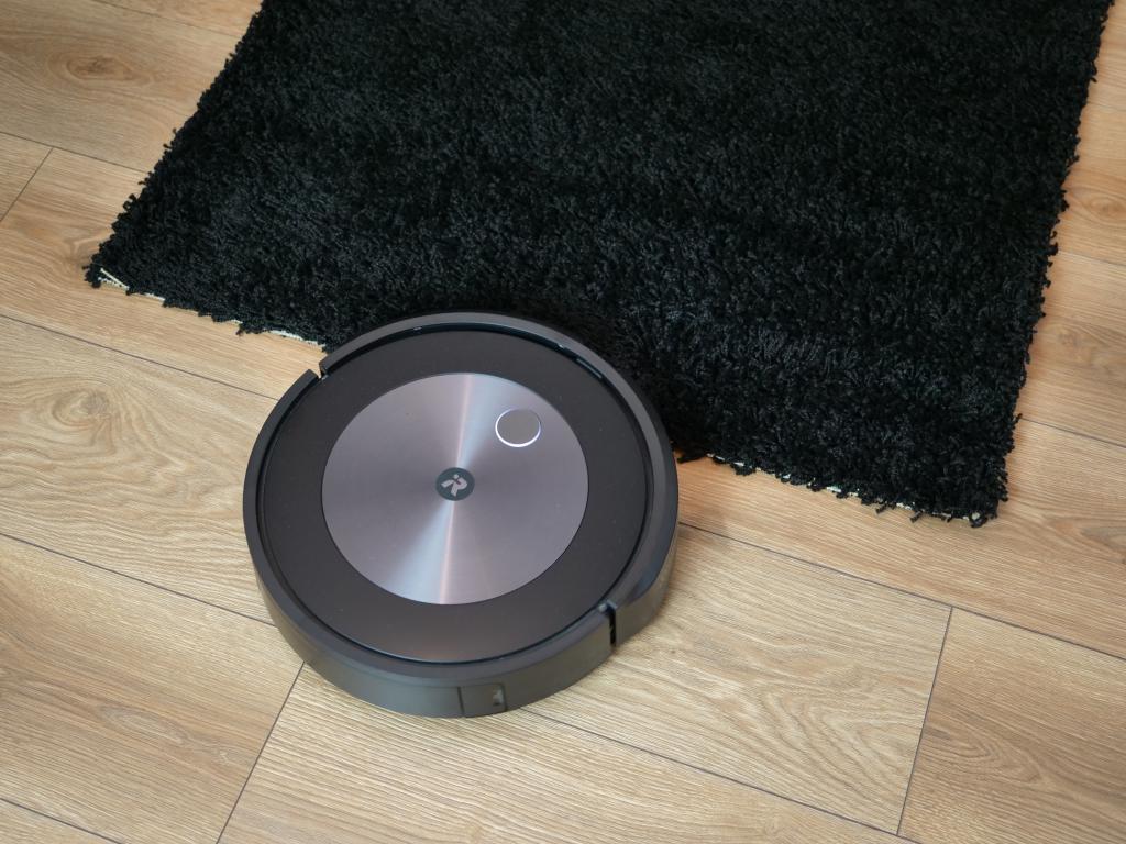 wjazd na czarny dywan - iRobot Roomba