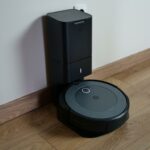 iRobot Roomba i5+ - robot w stacji