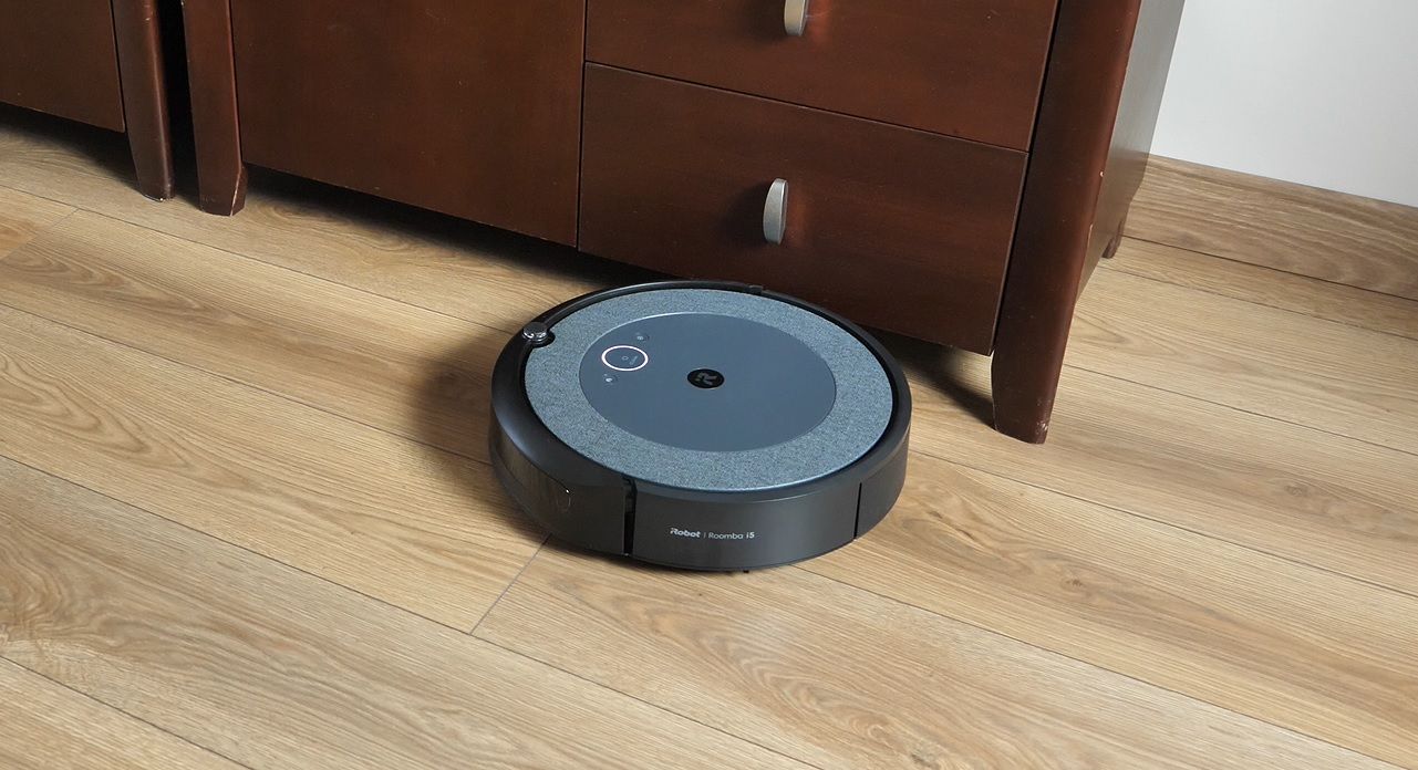 iRobot Roomba i5+ jazda przy krawędzi