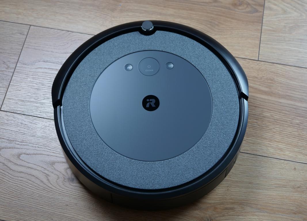 iRobot Roomba i5+ - recenzja robota odkurzającego z mapowaniem i stacją do automatycznego opróżniania pojemnika - góra robota