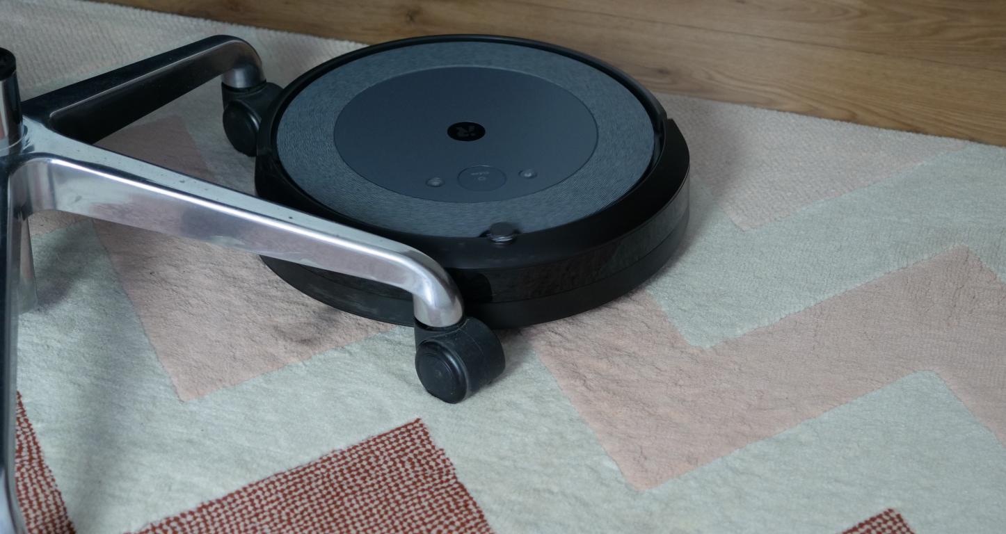 iRobot Roomba i5+ - recenzja robota odkurzającego z mapowaniem i stacją do automatycznego opróżniania pojemnika - omijanie przeszkód