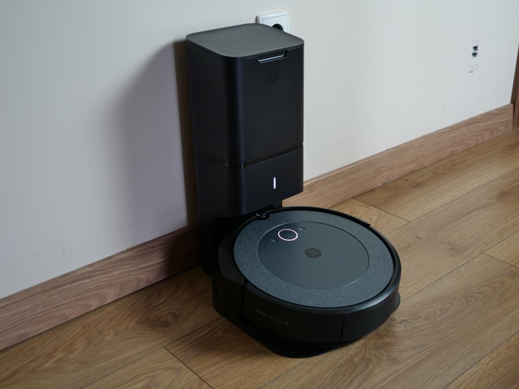 iRobot Roomba i5+ - robot w stacji