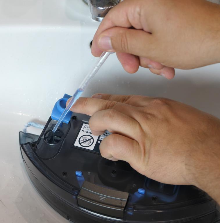 ZACO A10 - recenzja robota sprzątającego - dodawanie płynu do mopowania