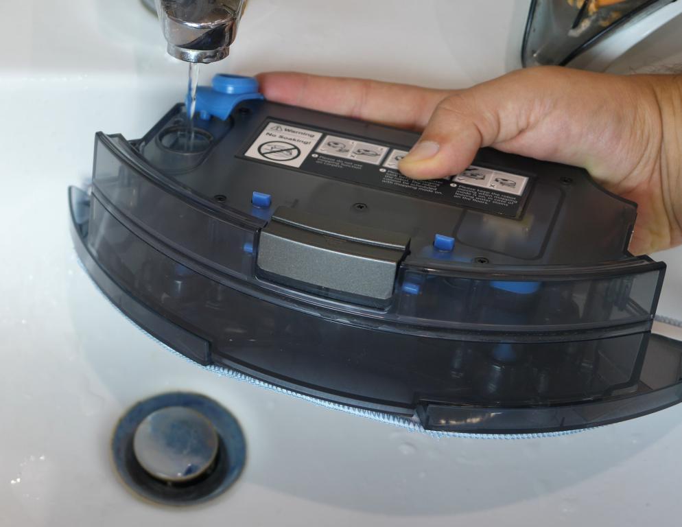 ZACO A10 - recenzja robota sprzątającego - nalewanie wody przed mopowaniem