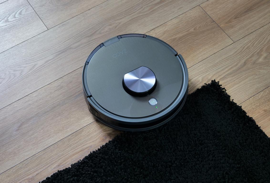 ZACO A10 - recenzja robota sprzątającego z laserową nawigacją i wibrującym mopem - wjazd na czarny dywan