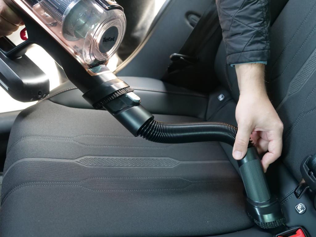 Tefal X-Force Flex 15.60 Animal - recenzja bezprzewodowego odkurzacza pionowego - sprzątanie samochodu