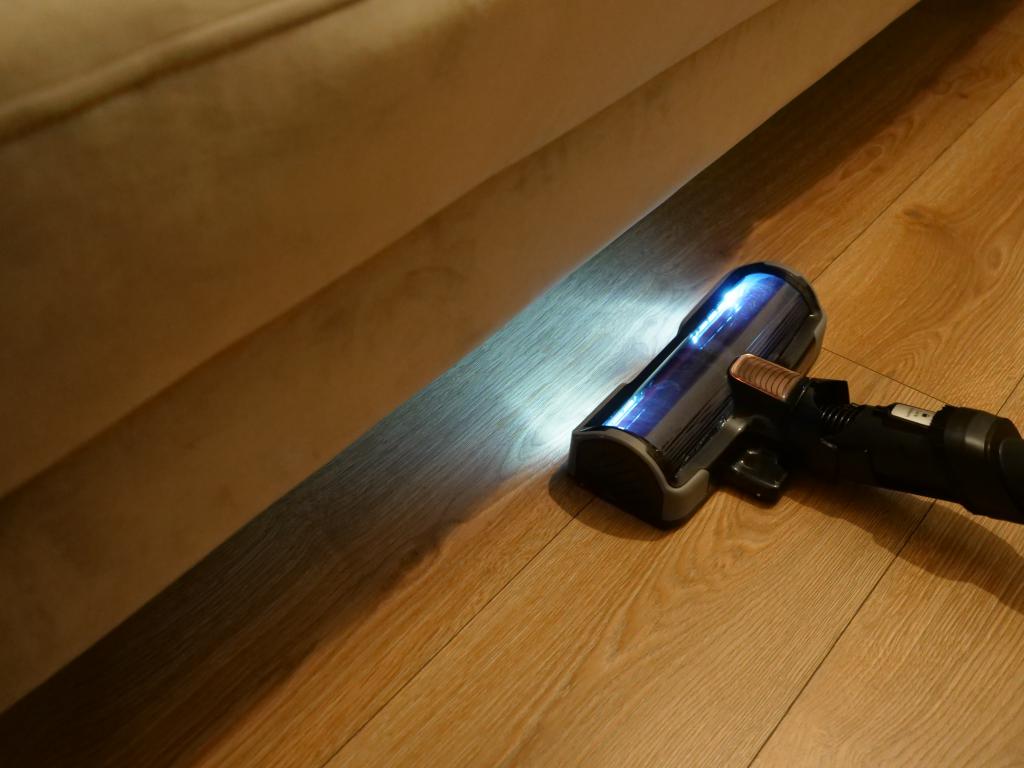 Tefal X-Force Flex 15.60 Animal - recenzja bezprzewodowego odkurzacza pionowego - światła pod kanapą