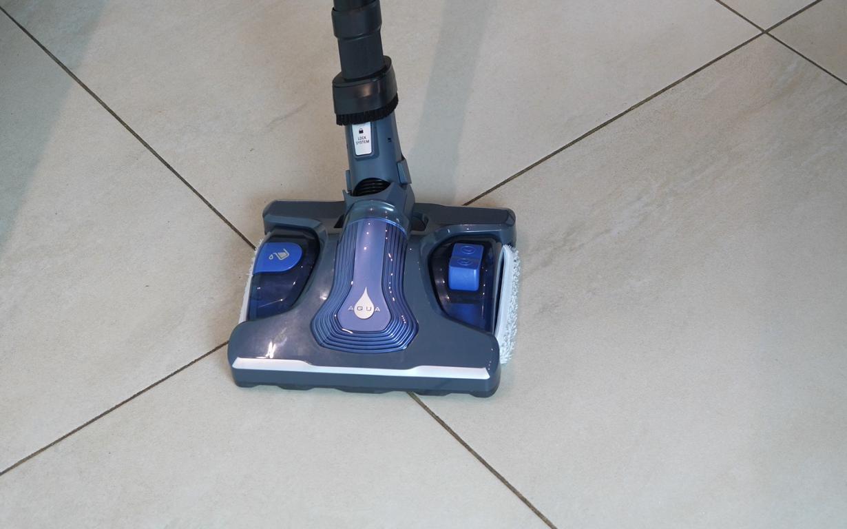 mopowanie podłogi Tefal Aqua - odkurzacz bezprzewodowy z mopowaniem