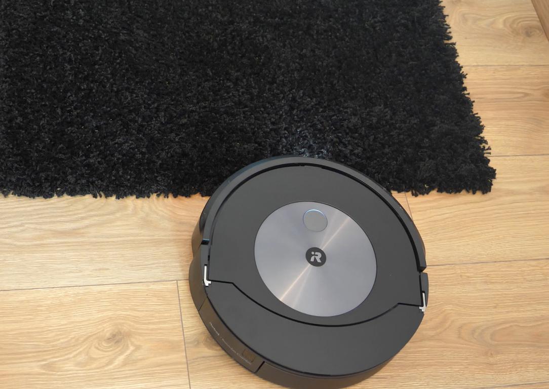 iRobot Roomba Combo J7 - czarny dywan
