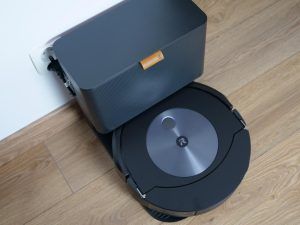 iRobot Roomba Combo j7+ - recenzja topowego robota sprzątającego z funkcją mopowania - ładowanie