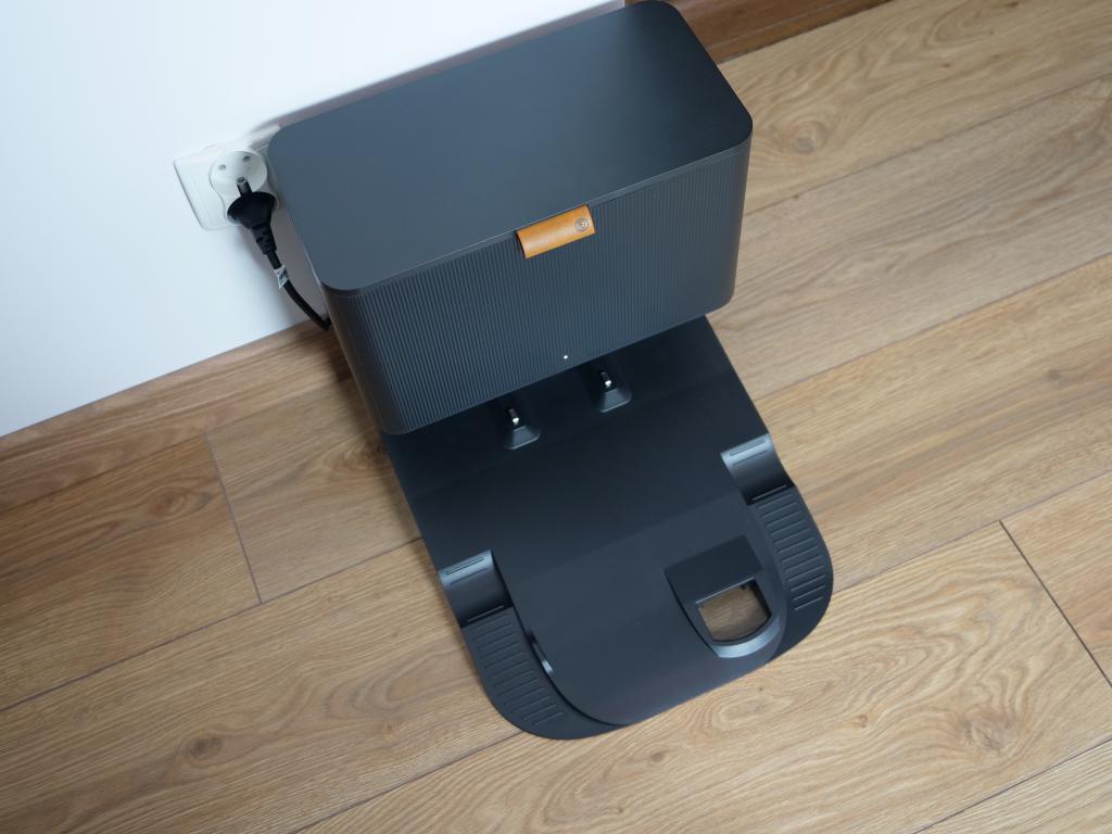 iRobot Roomba Combo j7+ - recenzja topowego robota sprzątającego z funkcją mopowania - stacja Clean Base