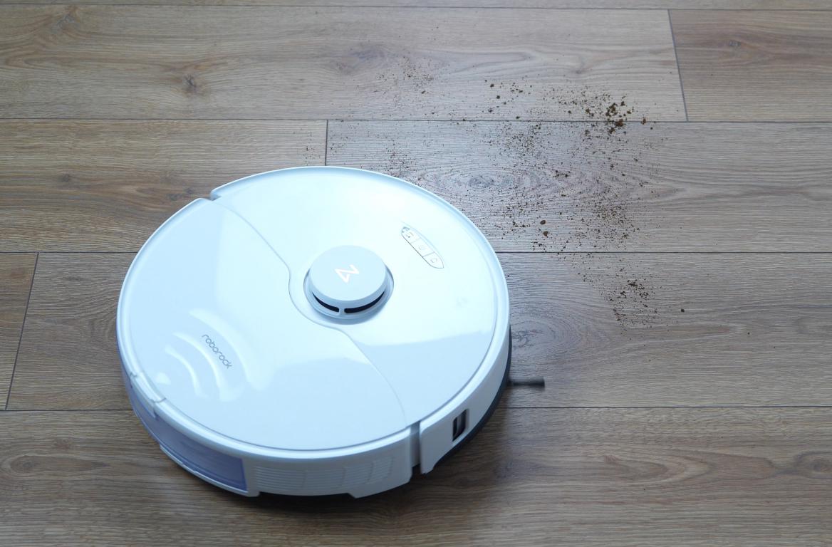 Roborock S8 - recenzja robota sprzątającego - odkurzanie kawy
