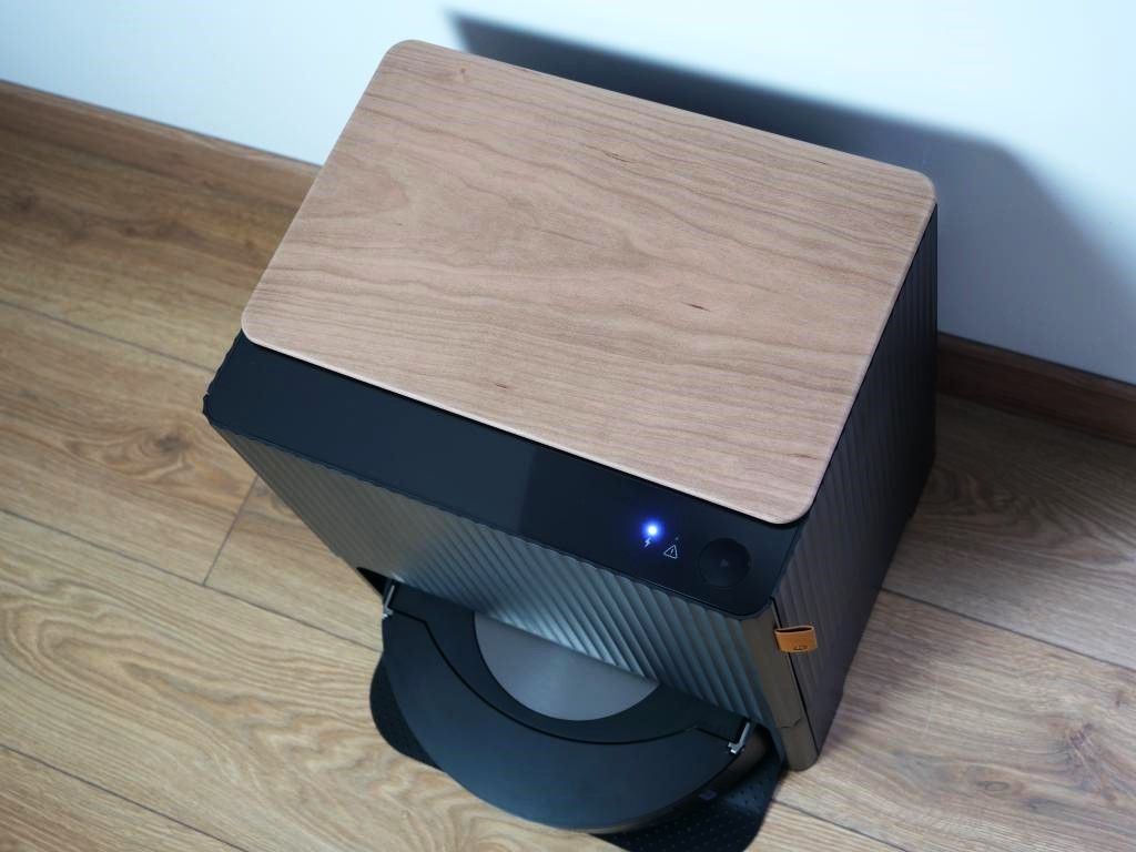 iRobot Roomba Combo j9+ - recenzja - stacja na brud z góry
