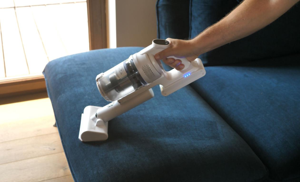 odkurzanie sierści na kanapie elektroszczotką do tapicerek