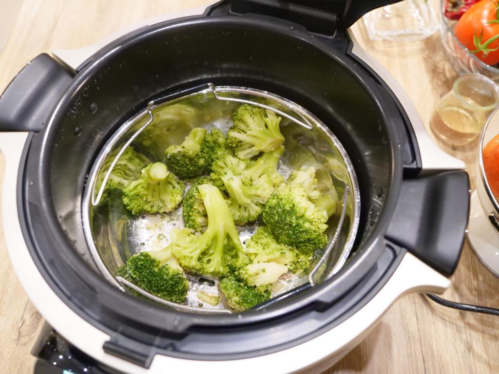 Tefal Cook4Me Touch wifi - recenzja inteligentnego pomocnika kuchennego - gotowe brokuły gotowane na parze