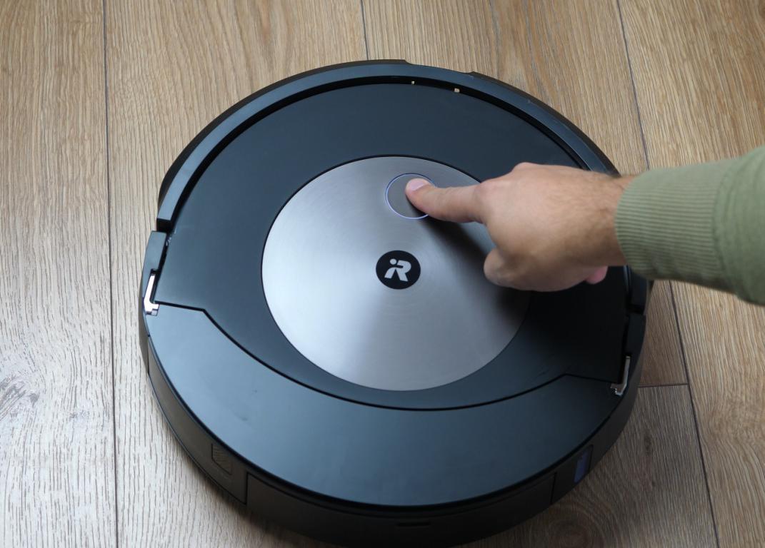 Roomba j9+ włączenie przyciskiem