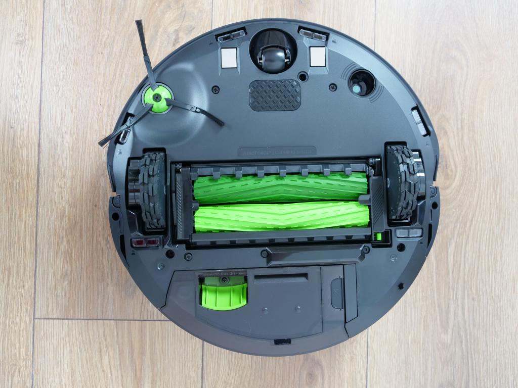 iRobot Roomba Combo j9+ RECENZJA topowego robota sprzątającego ze stacją na brud i wodę - spód robota