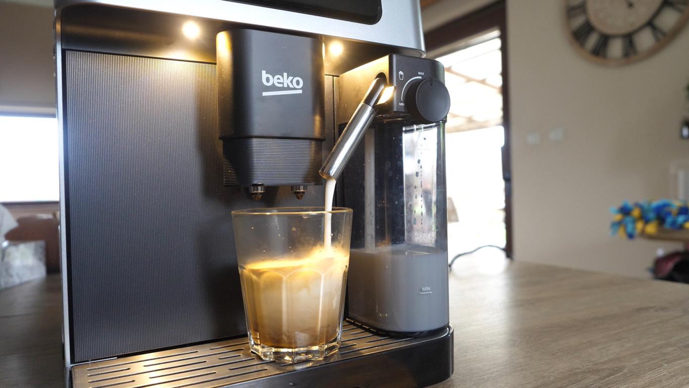 BEKO CaffeExperto CEG7304X - robienie caffe latte - nalewanie mleka