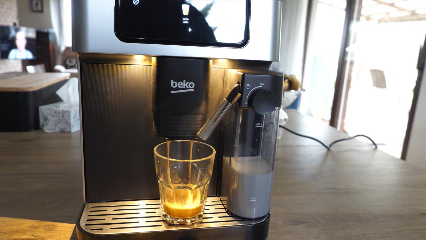 BEKO CaffeExperto CEG7304X - robienie caffe latte