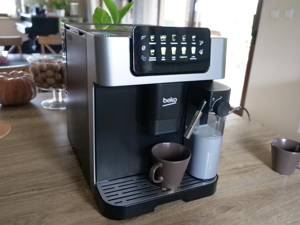 BEKO CaffeExperto CEG7304X - recenzja automatycznego ekspresu do kawy - ekspres z filiżanką i nalanym mlekiem