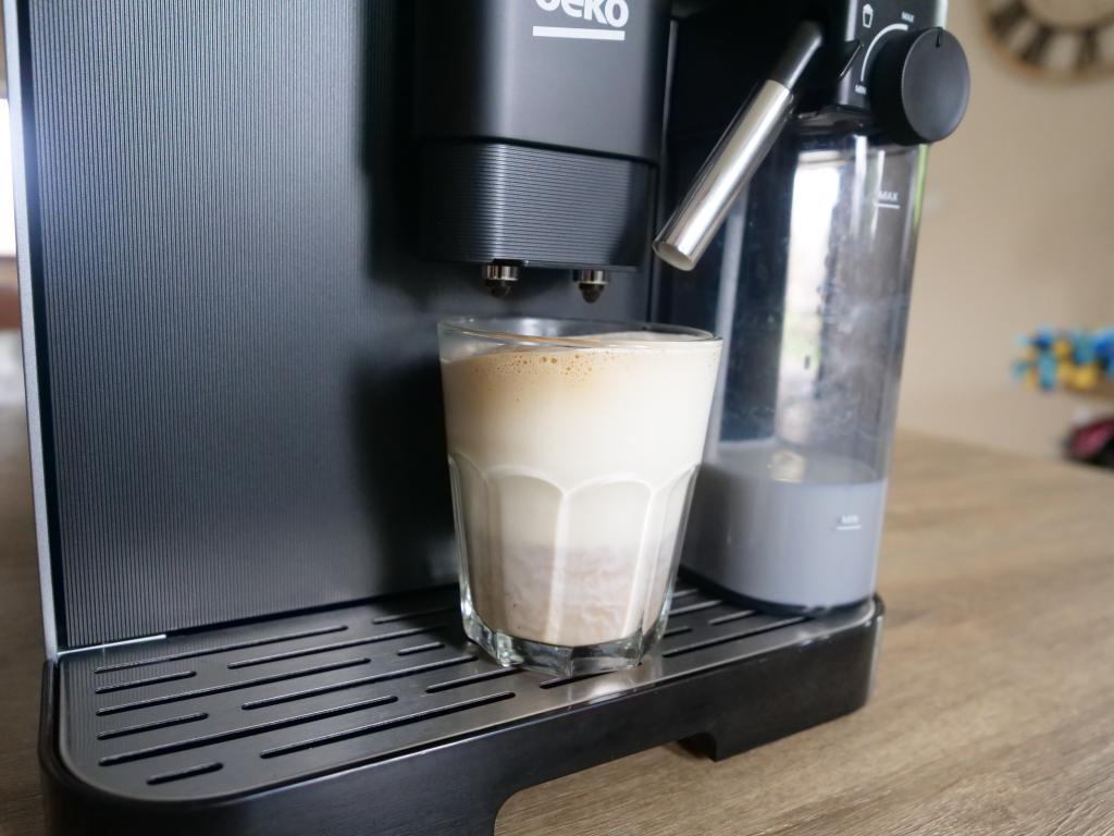 BEKO CaffeExperto CEG7304X - recenzja automatycznego ekspresu do kawy - gotowe macchiato