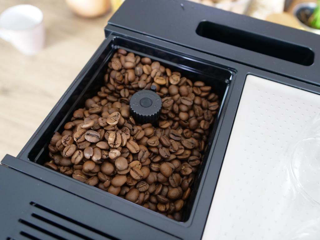 BEKO CaffeExperto CEG7304X - recenzja automatycznego ekspresu do kawy - kawa ziarnista w pojemniku