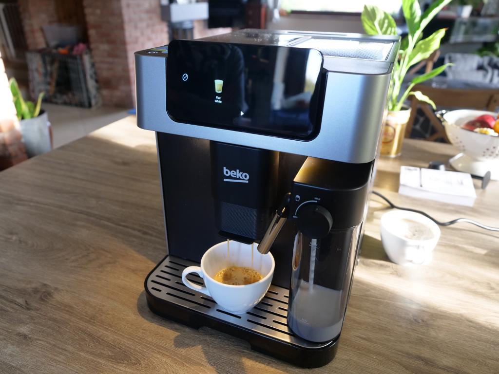 BEKO CaffeExperto CEG7304X - recenzja automatycznego ekspresu do kawy - nalewanie flat white