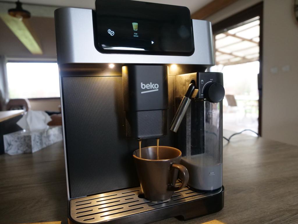 BEKO CaffeExperto CEG7304X - recenzja automatycznego ekspresu do kawy - produkcja flat white
