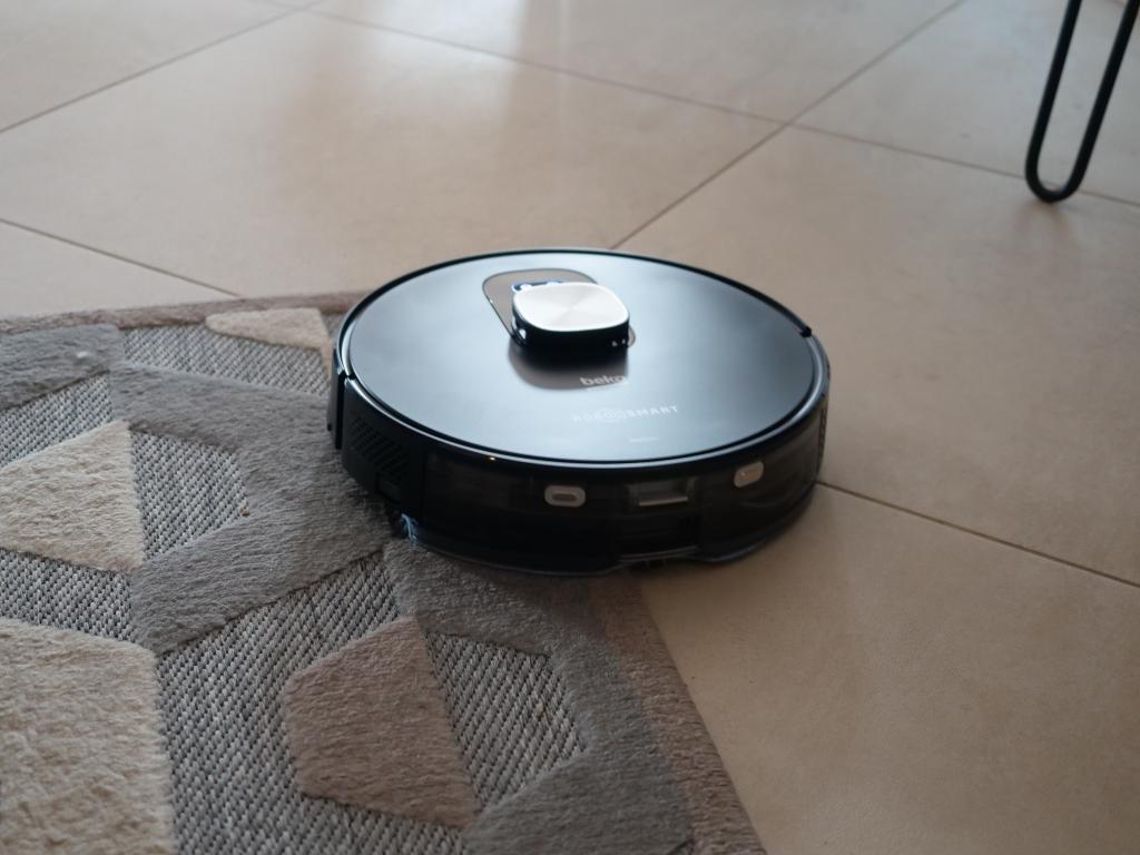 Beko RoboSmart VRR94314VB - recenzja robota sprzątającego ze stacją na brud - na dywanie z mopem