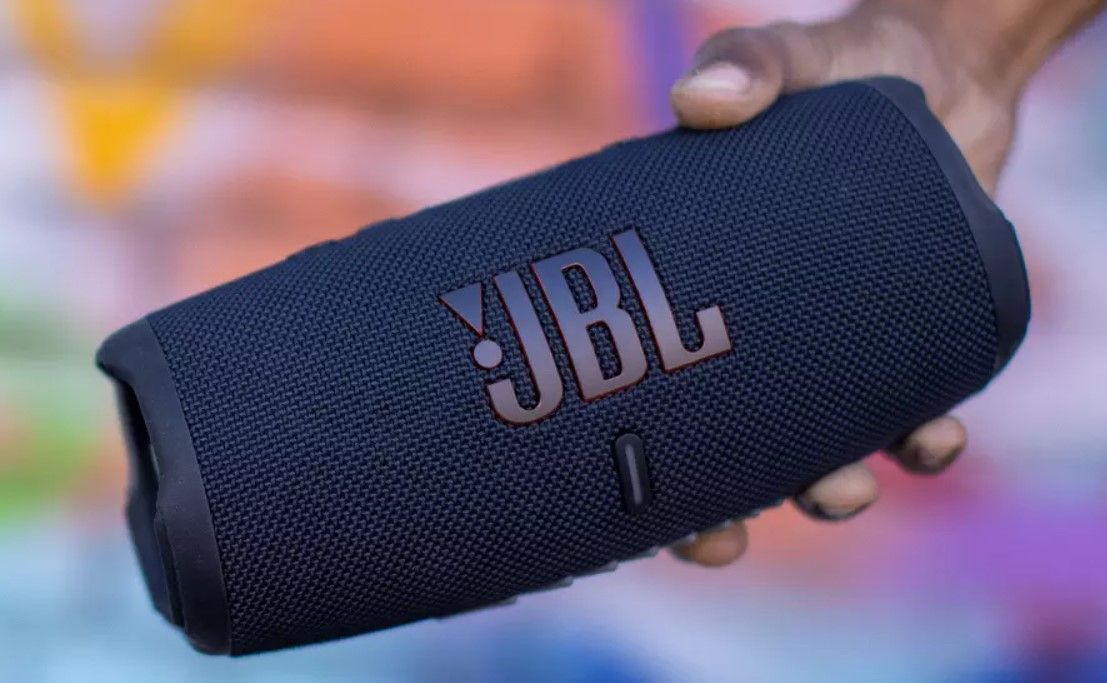głośnik JBL Charge 5 - pomysł na prezent komunijny